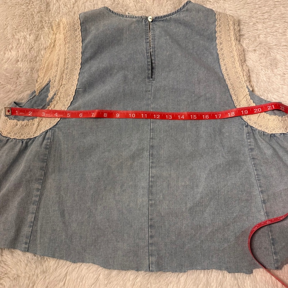 New IN Womens Blue Chambray Crochet Lace Trim Sleeveless Tank Top Medium - Picture 7 of 9